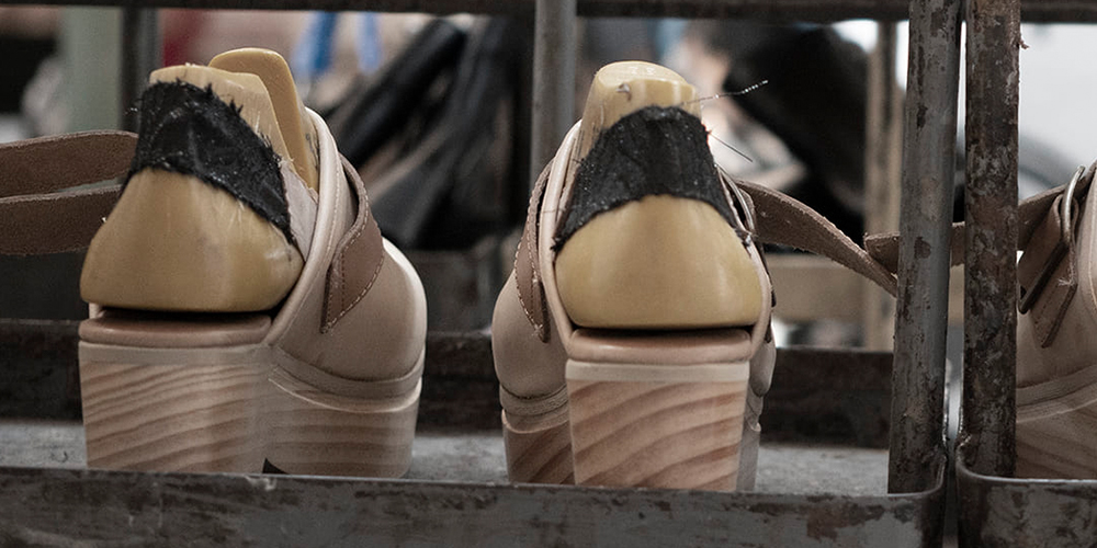 We manufacture footwear with the highest quality materials by the hand of the best professionals in the sector.